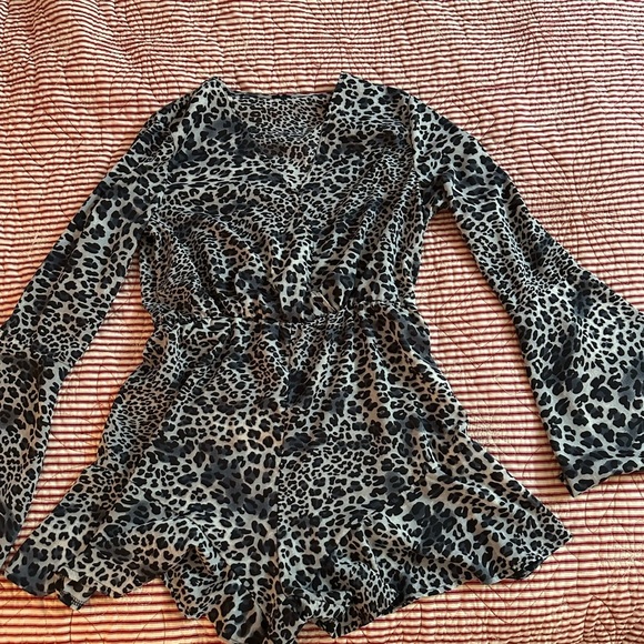 Black and White Wrap Romper with Long Bell Sleeves Sz M - Picture 1 of 7